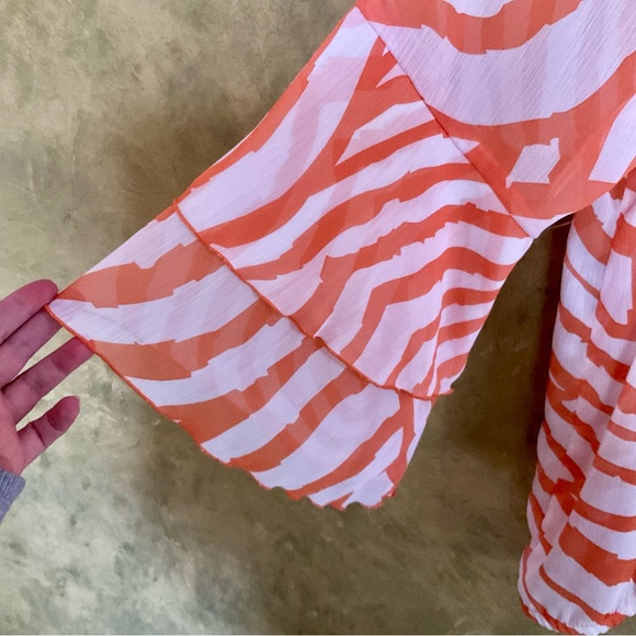 Monte by D.P. Altomonte Lightweight Flowy Bell Sleeve Top - Picture 3 of 4